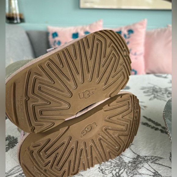 Uggs Sz 8 - Picture 4 of 4